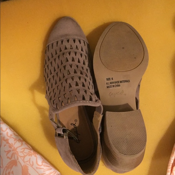 Neutral booties - Picture 3 of 3